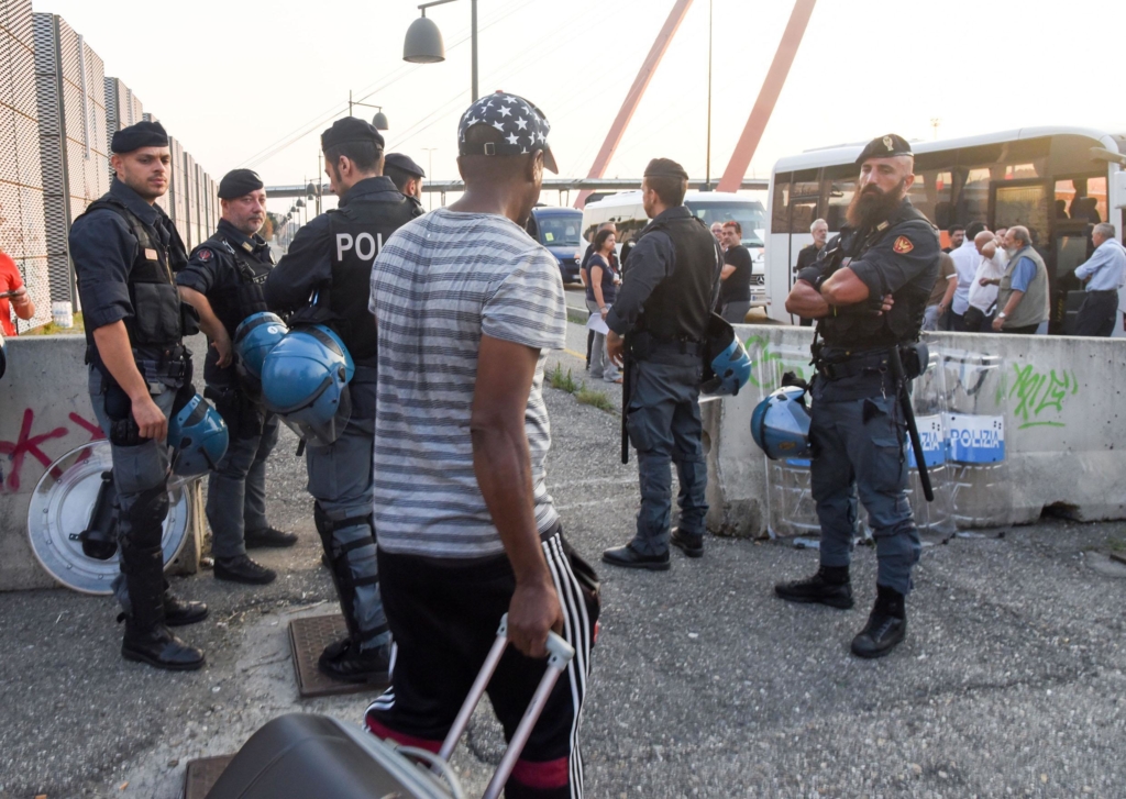 Migranti: ex Moi Torino, si sgombera una palazzina