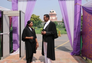 Giudici indiani fuori dalla Corte suprema a New Delhi, dopo il verdetto sull'incostituzionalità del reato di adulterio.