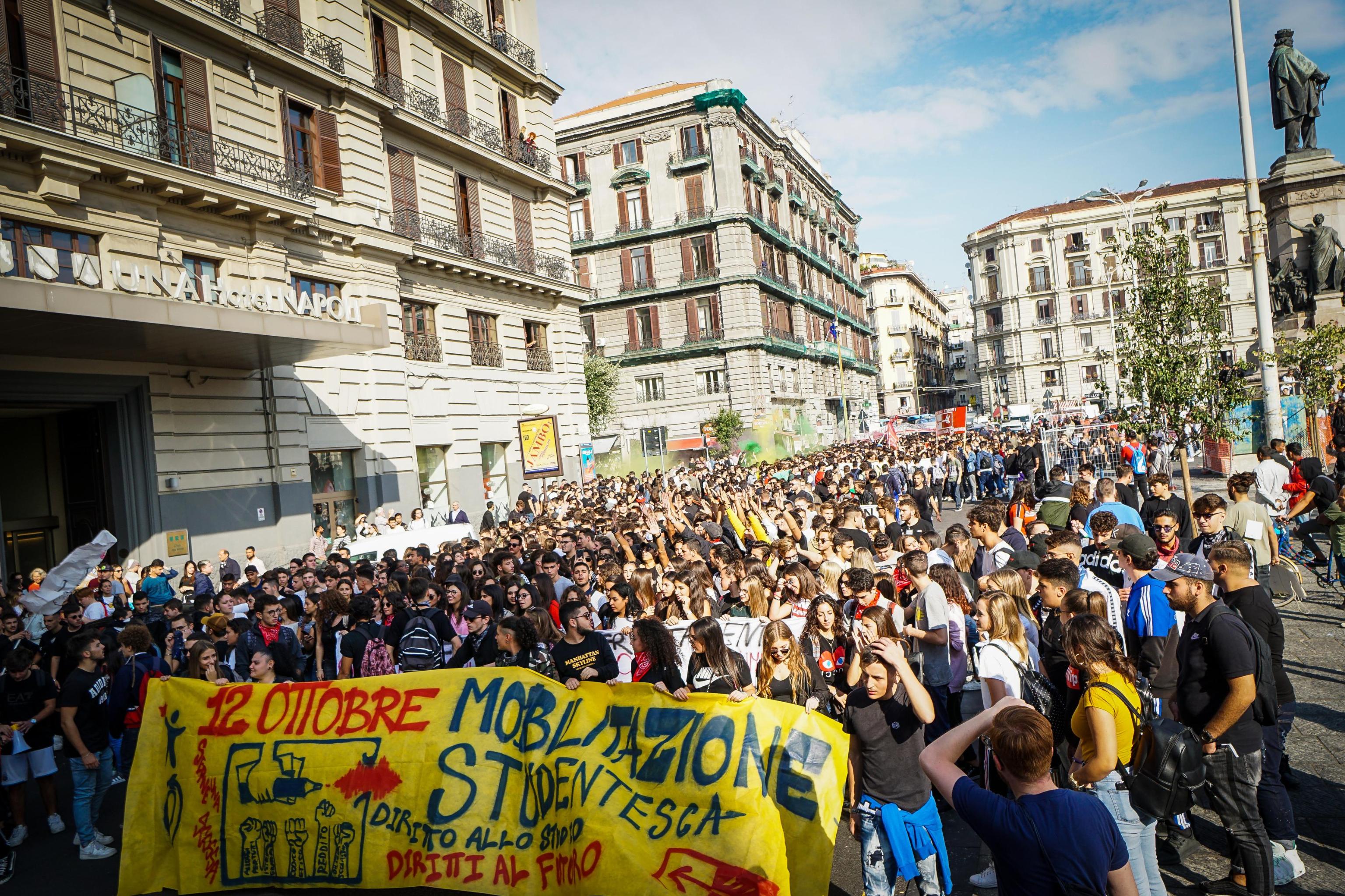 Scuola: a Napoli anche migranti in corteo, 'Salvini vai via'