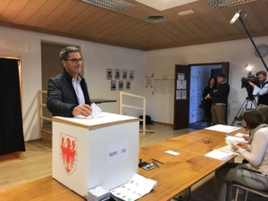 Il governatore altoatesino, Arno Kompatscher, durante il voto per il Consiglio provinciale di Bolzano.