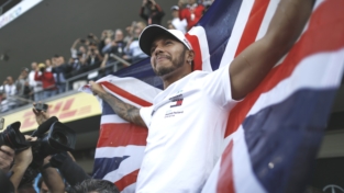 F1, Hamilton leggendario col 5° titolo mondiale