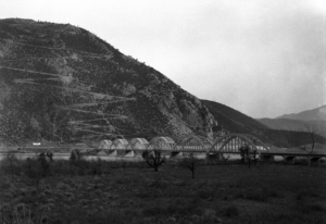 Il ponte di Zog, sul fiume Mat, un importante collegamento ai piedi della collina nei pressi di Tirana.