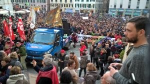 Manifestazione a Genova contro il decreto sicurezza