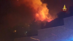 Incendio a Genova, sfollati, scuole e A10 chiuse