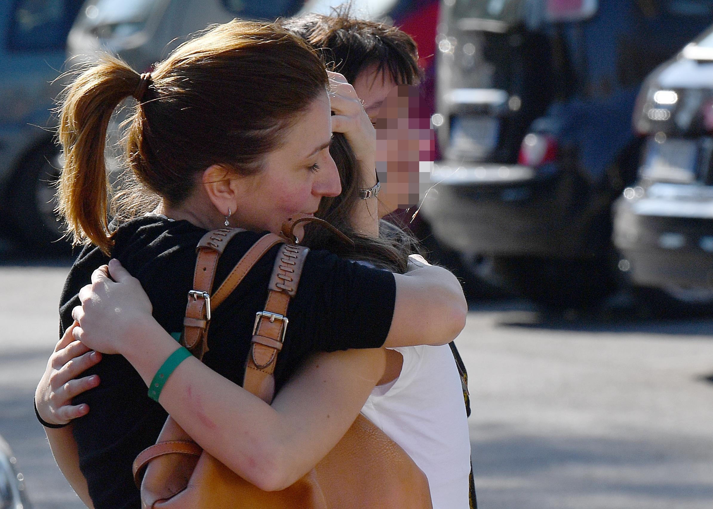 una-mamma-abbraccia-la-figlia-dopo-il-dirottamento-dello-scuolabus-su-cui-si-trovava-in-provincia-di-milano-foto-ansa