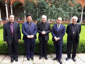 I due vescovi cinesi mons. Li Shan, vescovo di Pechino, e mons. Huang Bingzhang, vescovo di Shantou, con il card. segretario di Stato Pietro Parolin, all'Università Cattolica del Sacro Cuore a Roma, 14 maggio 2019. 