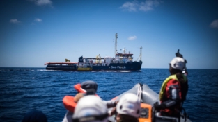 La Sea Watch davanti Lampedusa