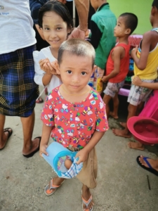 Due uova per i bambini malnutriti della periferia di Yangon