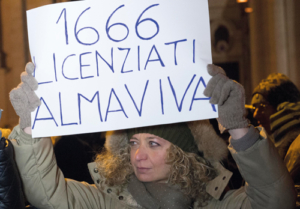 Alcuni ex dipendenti della societa' Almaviva protestano per il loro licenziamento, durante il corteo dei Re Magi a Piazza Navona, Roma, 6 gennaio 2017. ANSA/GIORGIO ONORATI