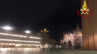 Venezia sommersa dall’acqua “granda”