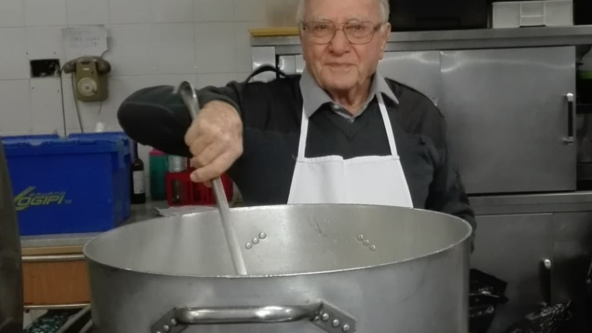 Dino Impagliazzo mentre cucinava per i poveri. Foto di Sara Fornaro