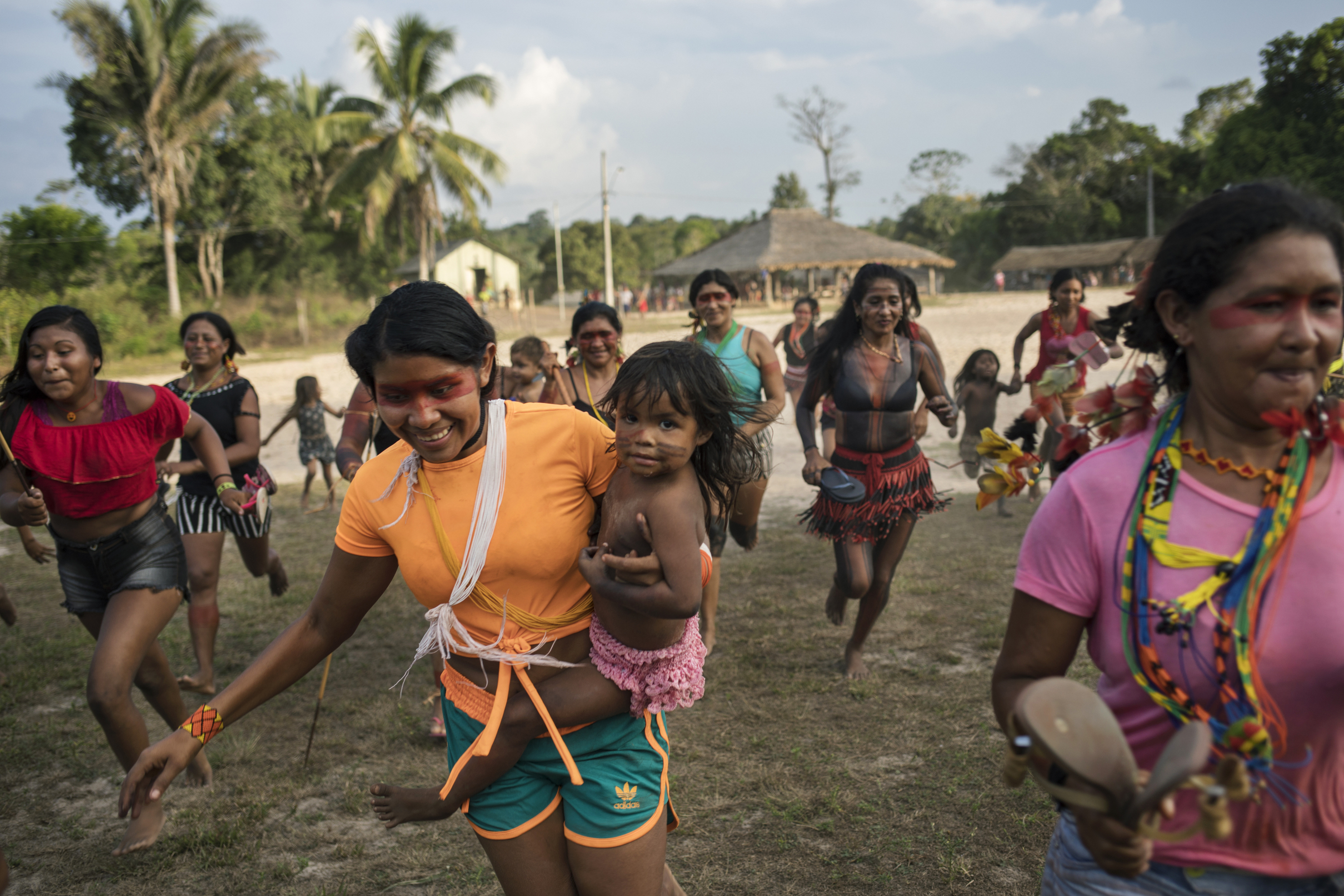 Indigeni di un villaggio della tribù Tembé in Amazzonia 
