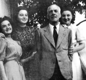 Primi anni '40: da sinistra, Liliana, Silvia, papà Luigi e Carla