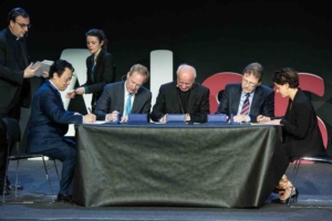 Il momento della firma della "Call for an AI Ethics". Da sinistra: Dongyu Qu, Brad Smith, mons. Paglia, John Kelly, Paola Pisano