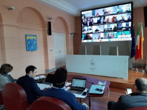 L'assessore alla Sanità Ruggero Razza (al centro del gruppo di tre) in videoconferenza con i direttori sanitari della Sicilia.