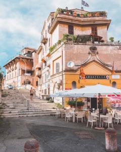 Piazza Giovanni da Triora, location della bottiglieria dei “Cesaroni”, famosa ﬁction con Claudio Amendola.