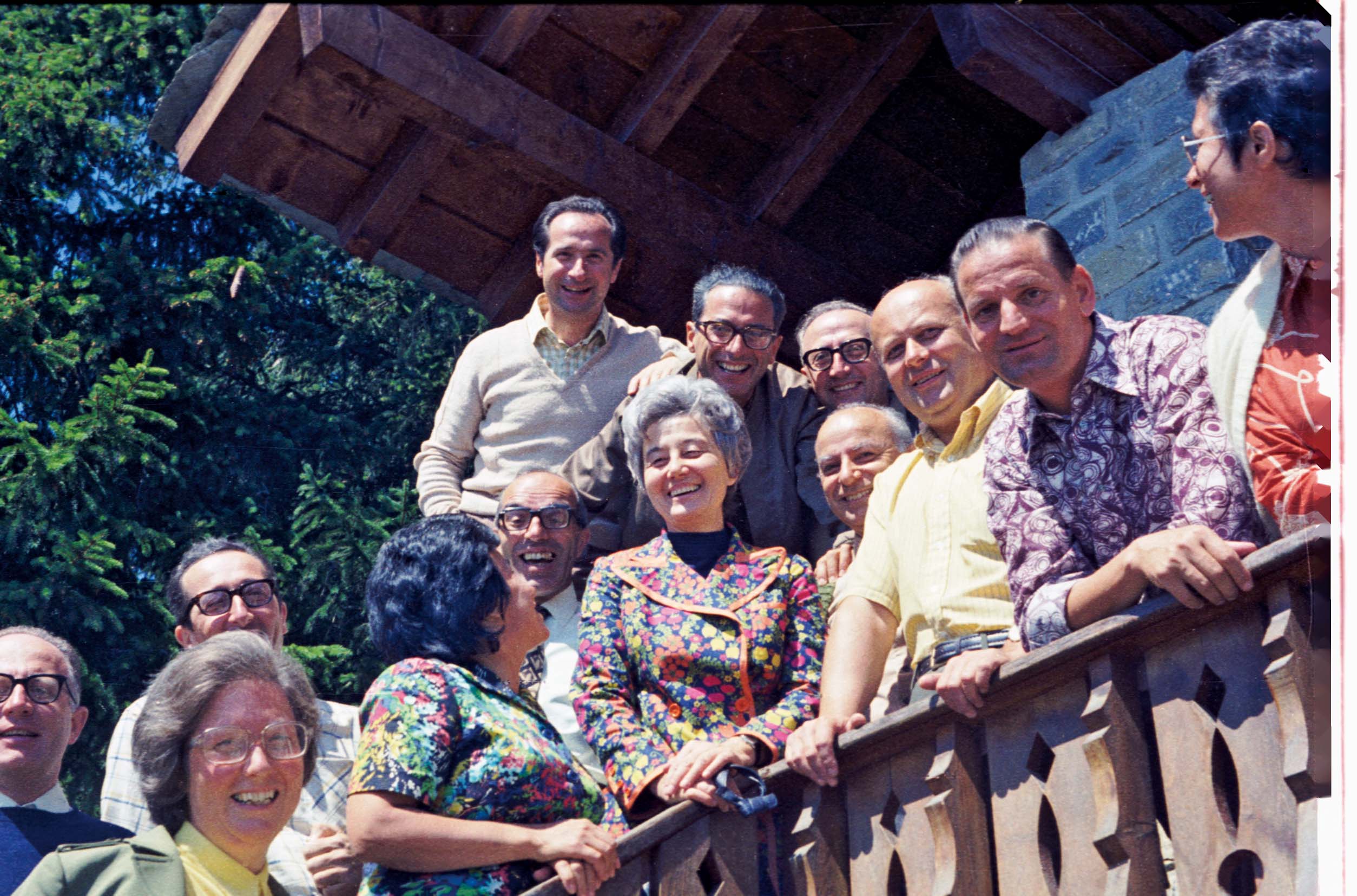 Estate 1977 - Intorno a Chiara, da sinistra: Lionello, Claretta, Guglielmo, Bruna, don Silvano, Fede, Vitaliano, padre Novo, Antonio, Cari, Marco, Palmira.