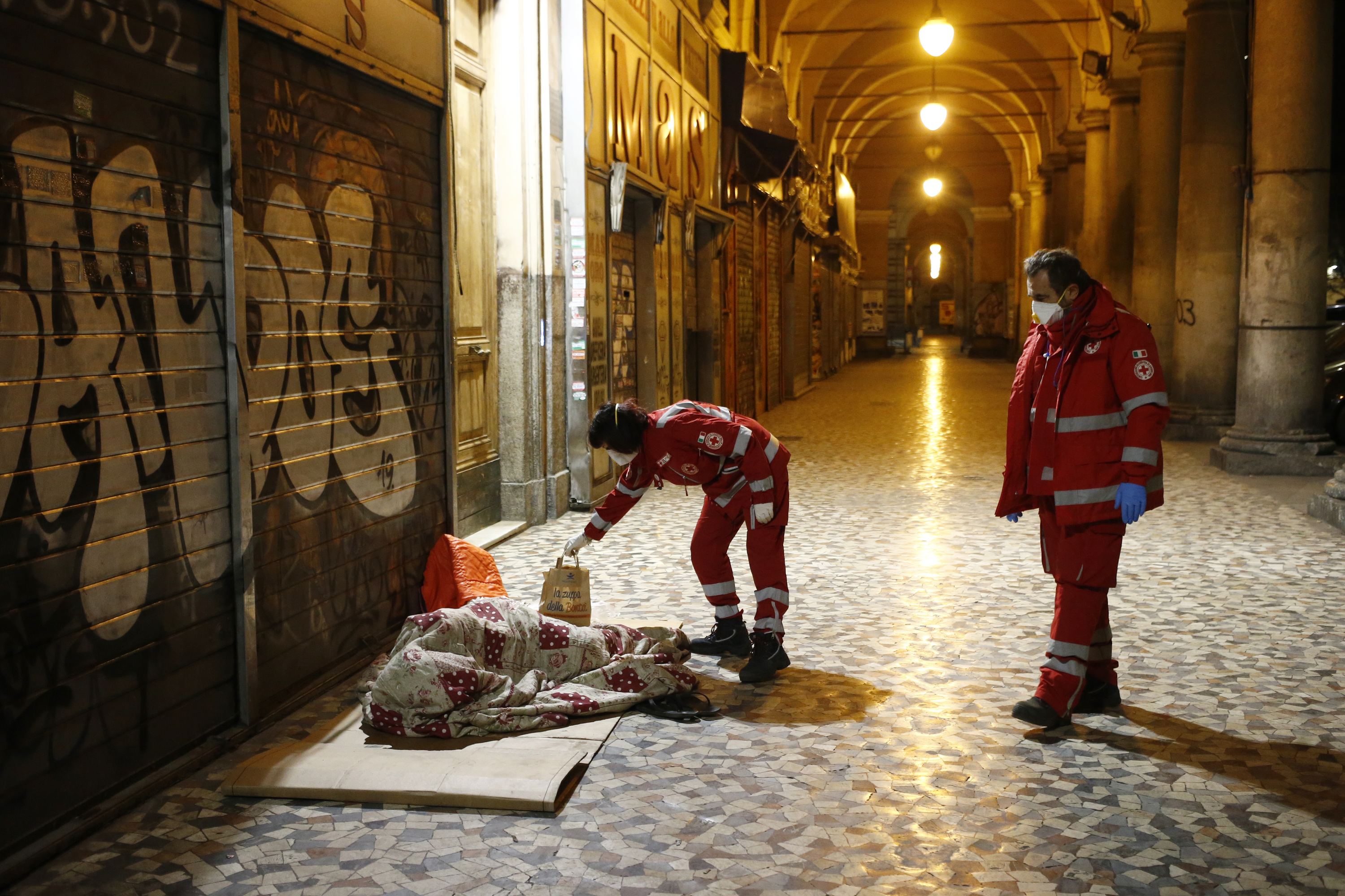 Assistenza Crocerossa ai senzatetto (Foto Cecilia Fabiano - LaPresse) 