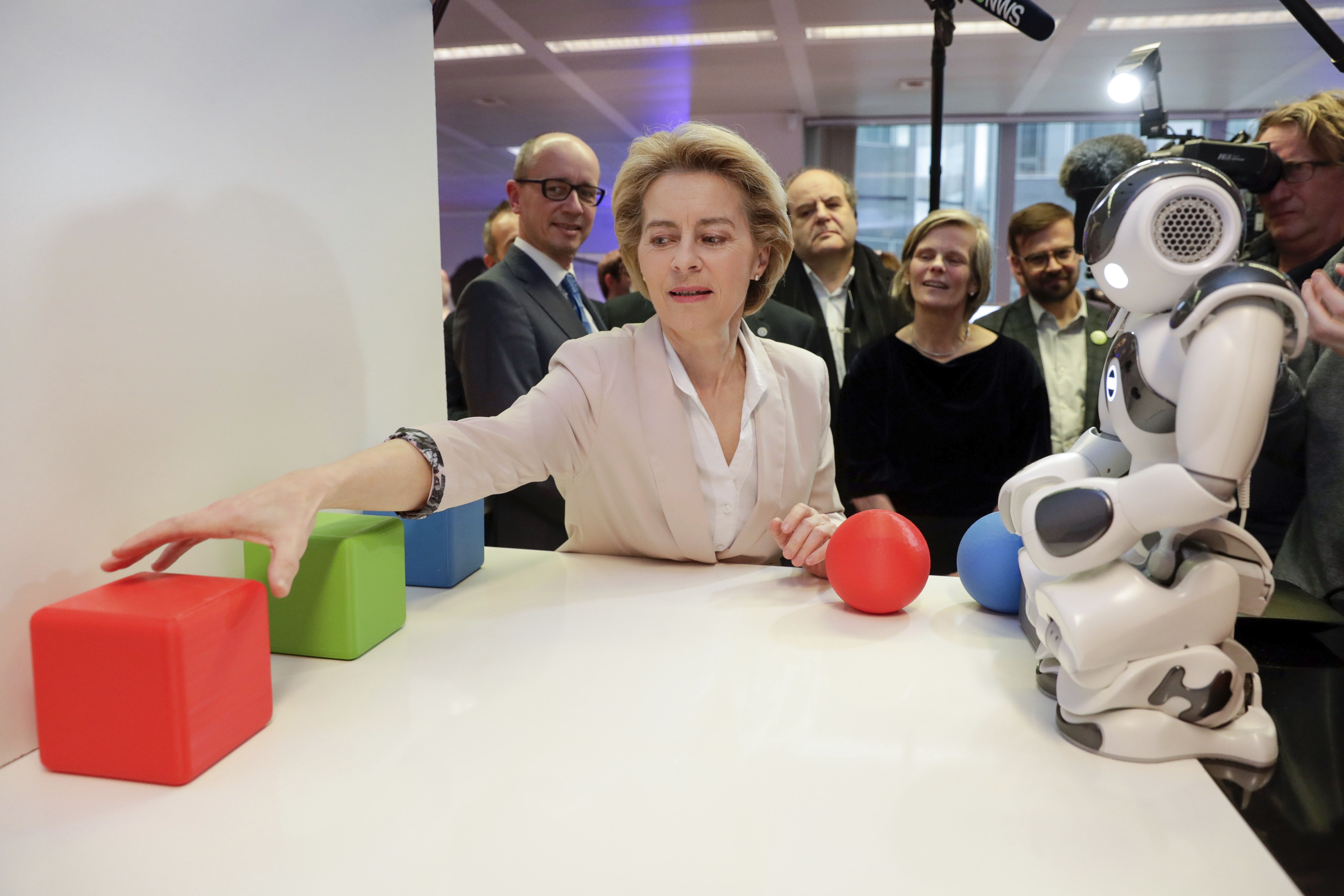La presidente della Commissione europea, Ursula von der Leyen, esamina l’invenzione “Parli robot?”, presso l’IA Xperience Center, a Bruxelles.