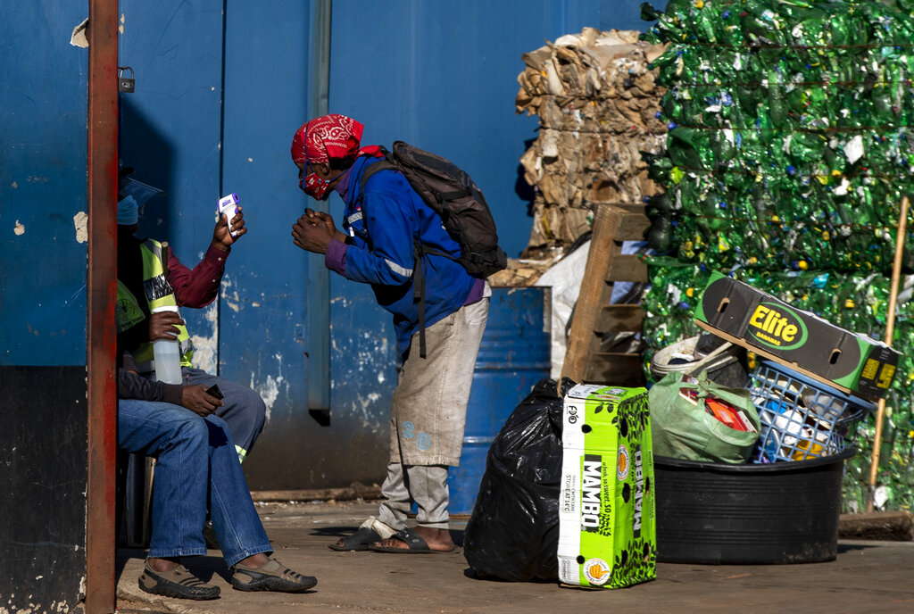 Controllo virus tra i poveri in Sudafrica. (AP Photo/Themba Hadebe)