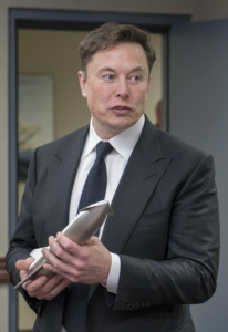 Elon Musk con il modellino della Star Ship