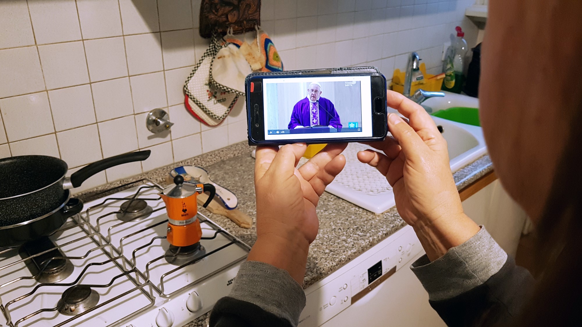 La messa celebrata da Francesco in Casa Santa Marta, trasmessa alle 7 di mattina  da TV2000, è stata seguita da milioni di persone, anche dai cellulari.