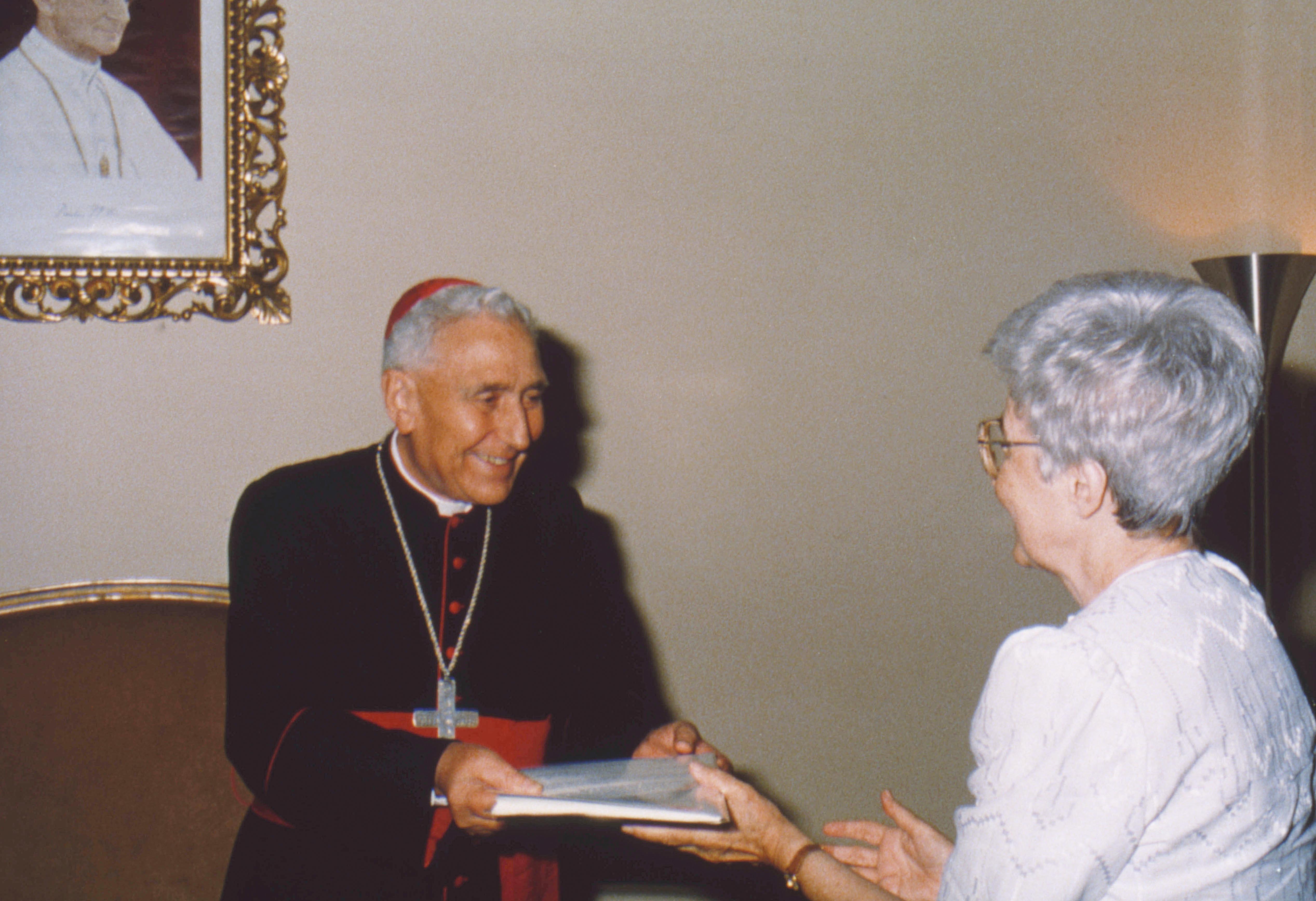 1990. Chiara Lubich riceve dalle mani del card. Eduardo Pironio gli Statuti generali dell’Opera di Maria con il decreto di approvazione.