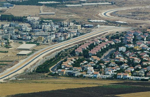 Piani per la separazione delle comunità palestinesi in piccole aree isolate, circondate da muri. (AP Photo/Lefteris Pitarakis)