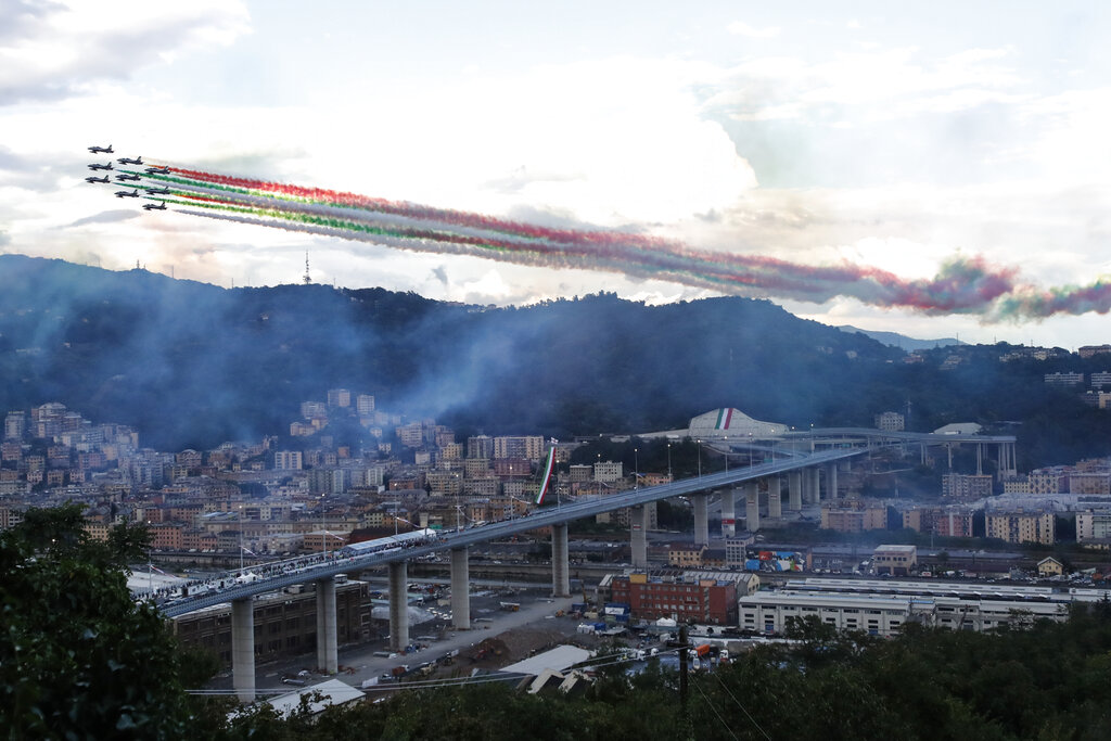 Le Frecce tricolori sorvolano il nuovo ponte di Genova (AP Photo/Antonio Calanni)