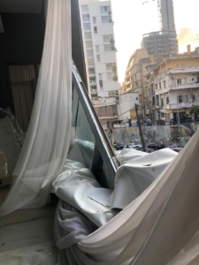Edifici distrutti e crivellati da schegge di vetro, nel centro di Beirut