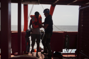 Il Ocean Viking in un'operazione di salvataggio nel Mediterraneo. (AP Photo/Renata Brito)