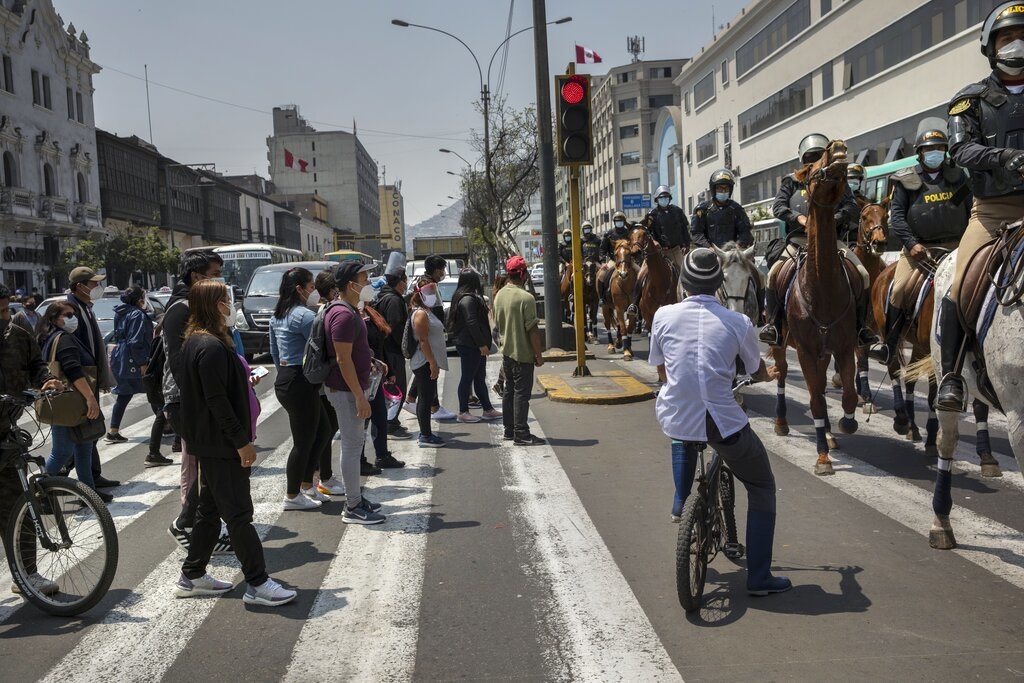 Polizia a cavallo durante il voto di impeachment (Rodrigo Abd/AP)