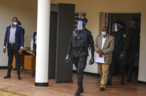 Paul Rusesabagina è condotto fuori dalla Corte primaria di Kicukiro a Kigali, Ruanda (AP Photo/Muhizi Olivier)