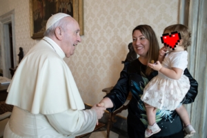Stefania Mautone con la figlia e il papa.
