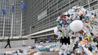 Plastica, una strategia europea per ambiente ed economia