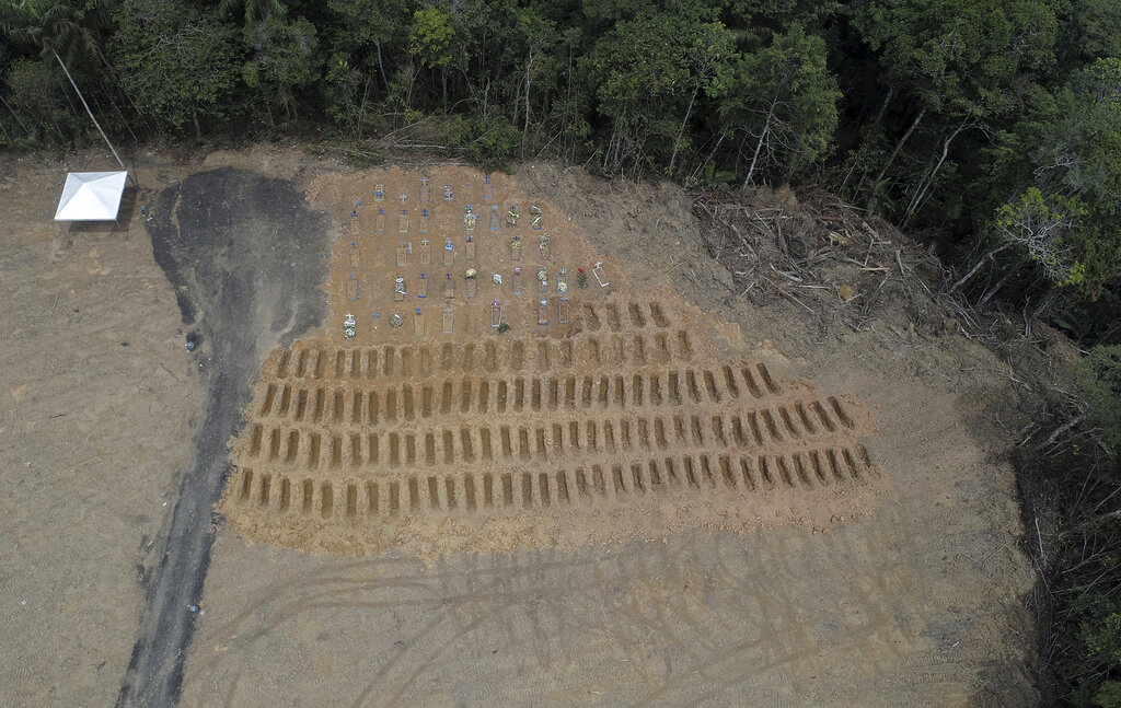 Una delle svariate fosse comuni costruite in Brasile per seppellire i morti da Covid-19 (AP Photo/Emerson Cardoso, File)