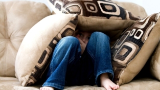 Bambini tra stress e ansia: accompagniamoli con gentilezza per aiutarli a superare le paure