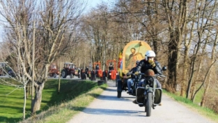 Una processione con i trattori