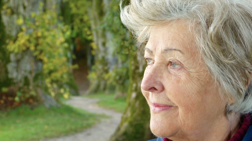 vivere in salute: benessere di una donna anziana