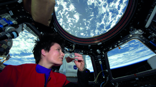 ’astronauta Samantha Cristoforetti, in orbita sulla Stazione 
Spaziale Internazionale, osserva la curvatura della Terra.