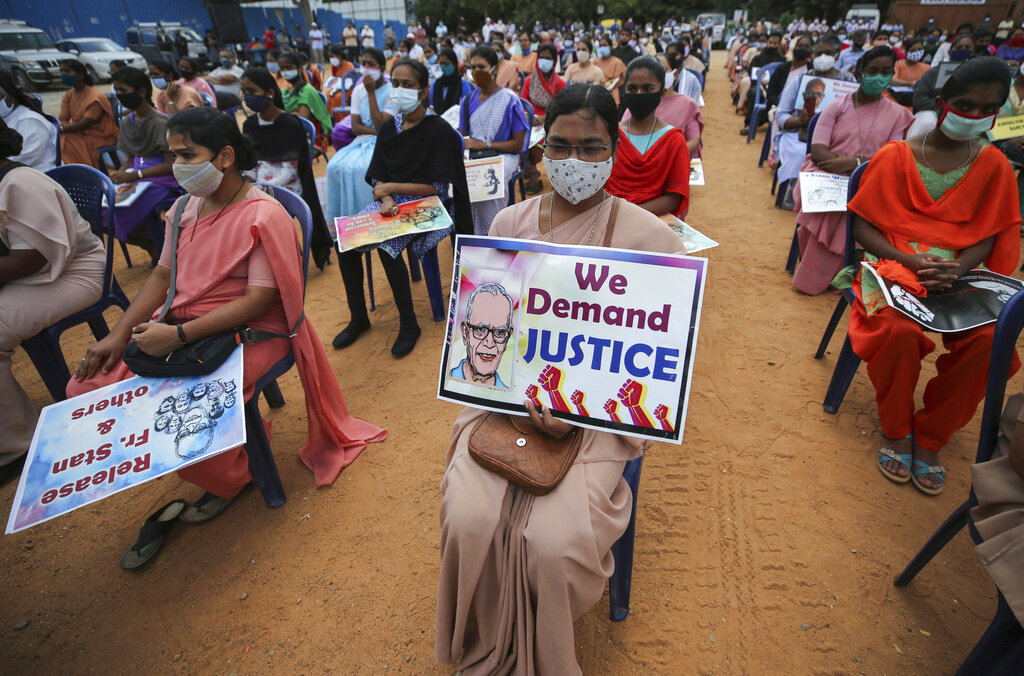 Manifestazione per la liberazione di Stan Swamy (AP Photo/Aijaz Rahi)