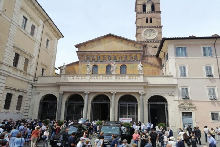 Funerale di Dino Impagliazzo a Santa Maria in Trastevere, foto di Sara Fornaro