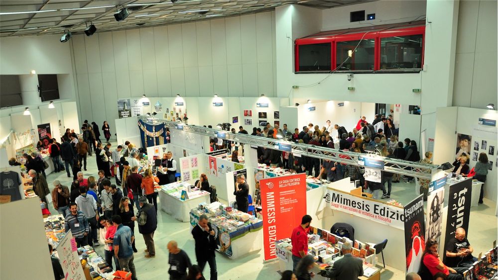 Pisa Book Festival immagine a colori stand