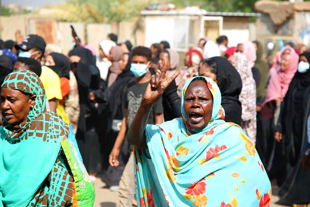Proteste per le strade di Khartoum contro il golpe militare (AP Photo/Ashraf Idris)