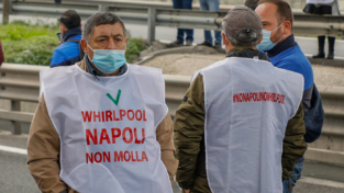 Ex Whirlpool di Napoli, veglia senza fine per la dignità del lavoro