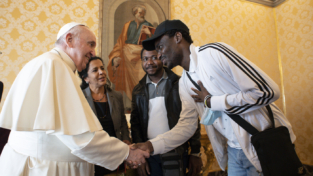 Papa Francesco e gli 85 girasoli