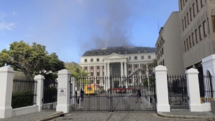 Incendio divampa nel Parlamento sudafricano