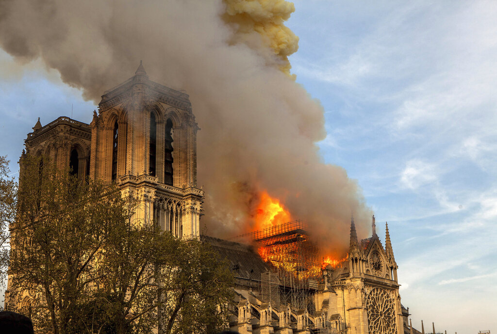 Incendio di Notre Dame de Paris (15 aprile 2019) (AP Photo/Vanessa Pena)