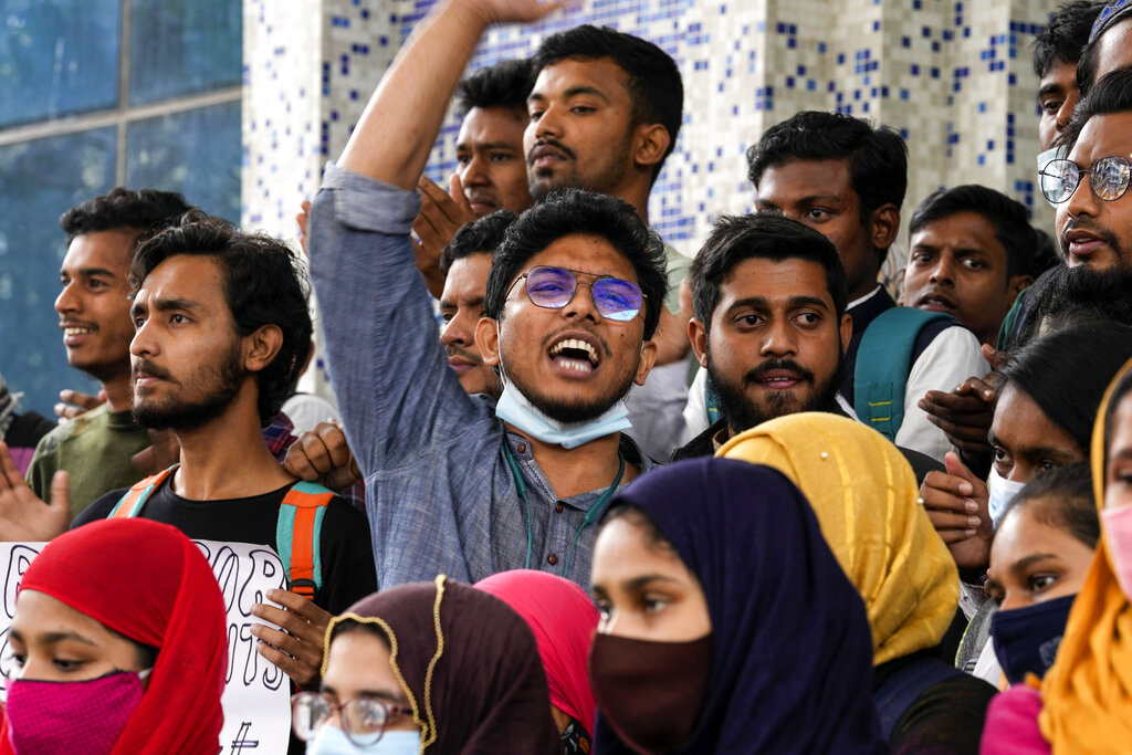 Studenti indiani protestano contro il divieto di indossare l'hijab all'università (AP Photo/Bikas Das)