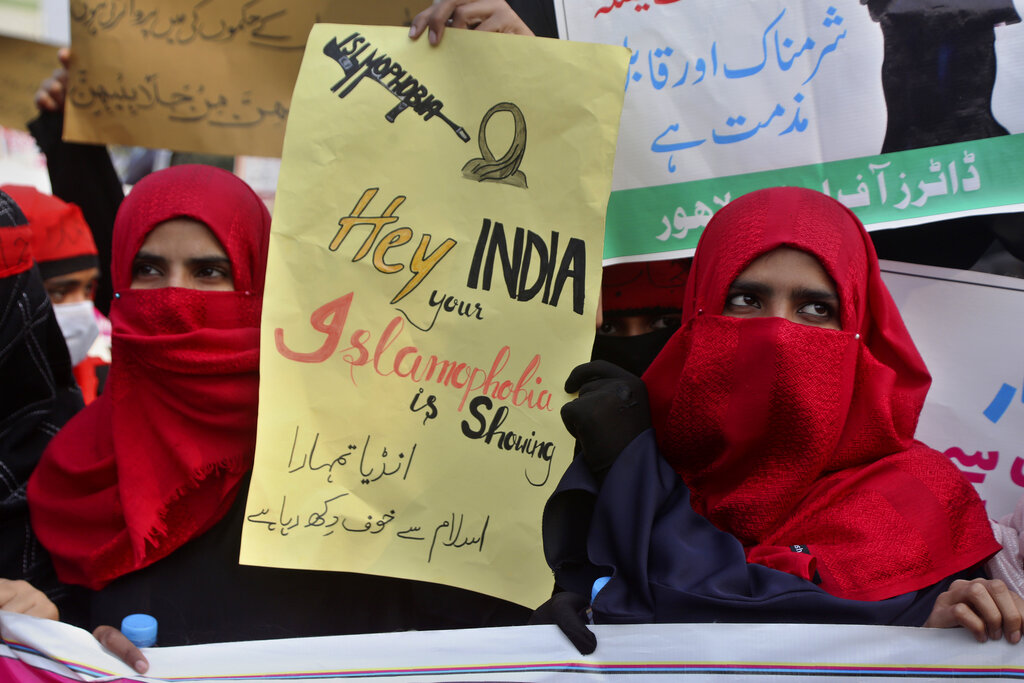 Donne indiane protestano contro il divieto di indossare l'hijab all'università (AP Photo/K.M. Chaudary)